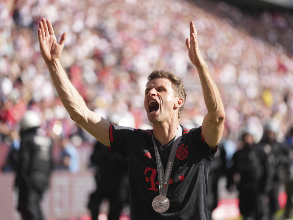 Thomas Müller oslavuje zisk titulu