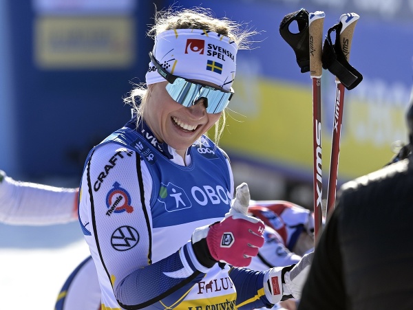 Švédska bežkyňa na lyžiach Jonna Sundlingová sa teší po víťazstve v šprinte klasickou technikou na finálovom podujatí Svetového pohára žien v behu na lyžiach vo švédskom Falune