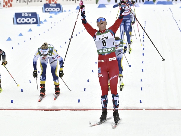 Anne Kjersti Kalvaová oslavuje svoj triumf v cieli pretekov