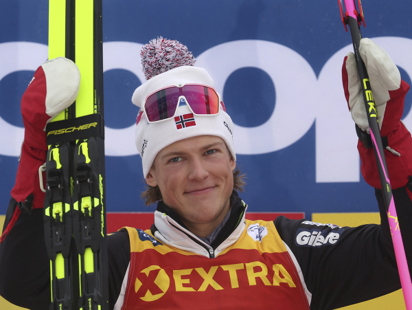 Nórsky bežec na lyžiach Johannes Hoesflot Kläbo oslavuje na pódiu po jeho víťazstve v pretekoch na 10 km klasicky intervalovým štartom v behu na lyžiach mužov 3. etapy Tour de Ski