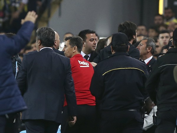 Tréner Besiktasu Senol Günes na zemi reaguje po tom, čo ho zasiahol predmet do hlavy počas odvetného semifinálového duelu Tureckého pohára vo futbale medzi Fenerbahce a Besiktasom