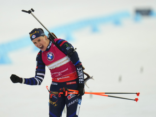 Francúzska biatlonistka Julia Simonová sa raduje z víťazstva v stíhačke žien na 10 km na MS v Novom Meste na Morave