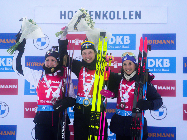 Švédska biatlonistka Hanna Öbergová (uprostred) sa teší z víťazstva v pretekoch s hromadným štartom na 12,5 km vo Svetovom pohári v nórskom Holmenkollene. Druhá skončila Nórka Marte Olsbuová Röiselandová (vľavo) a tretia Francúzka Anais Chevalierová-Bouch