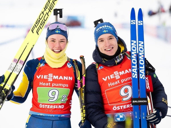 Švédski biatlonisti Sebastian Samuelsson (vpravo) a Hanna Öbergová po triumfe v biatlonovom mixe