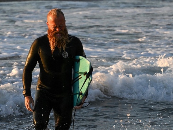 Austrálsky surfér Blake Johnston