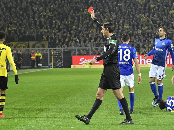 Momentka zo zápasu Borussia Dortmund - FC Schalke 04