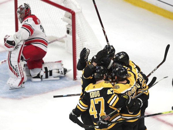 Hráči Bostonu Bruins oslavujú gól