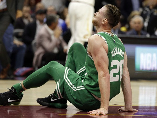 Gordon Hayward si pri debute za Boston Celtics brutálnym spôsobom zlomil členok
