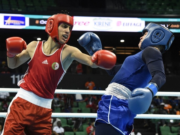 Alžírska boxerka Imán Chalífová (v červenom)