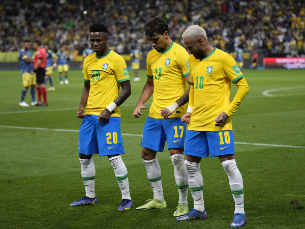Brazílski reprezentanti na čele s Neymarom oslavujú gól