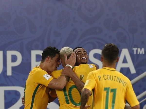 Neymar sa raduje so spoluhráčmi