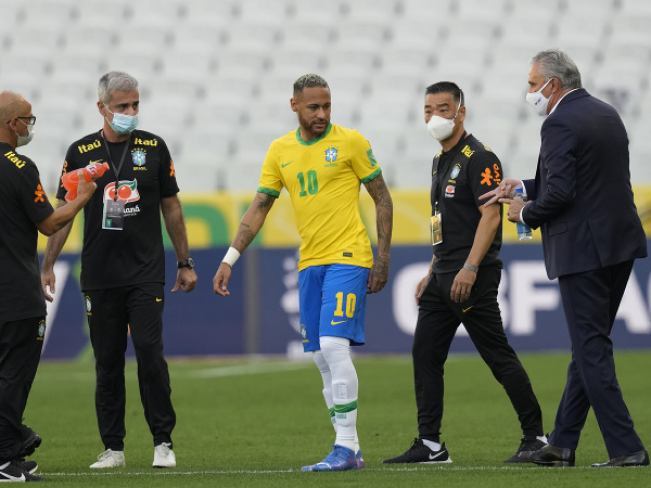 Neymar počas prerušeného zápasu medzi Argentínou a Brazíliou 