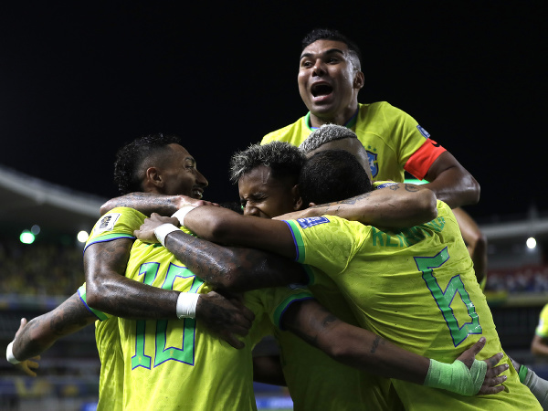 Futbalisti Brazílie oslavujú Neymarov