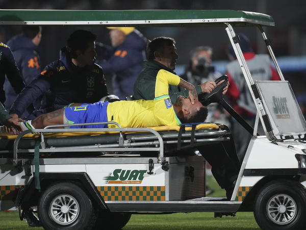 Zranený Neymar opúšťa ihrisko