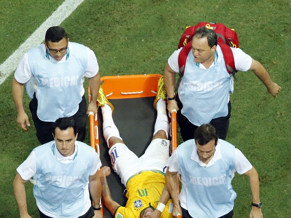 Z ihriska odnášajú zraneného Neymara