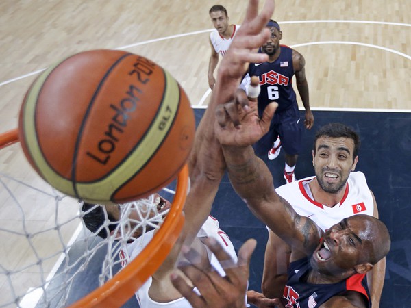 Kobe Bryant strieľa cez tuniského hráča Makrama Bena Romdhaneho