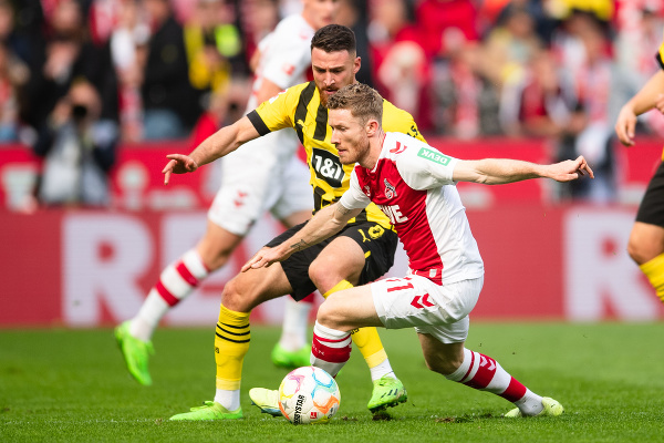 Florian Kainz (vpravo) a hráč Borussie Dortmund Salih Özcan bojujú o loptu