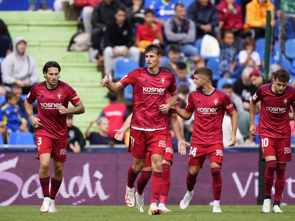 Ante Budimir (v strede) oslavuje gól so spoluhráčmi