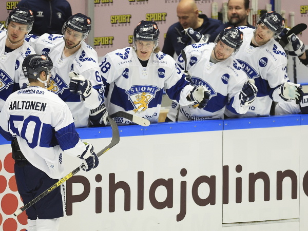Fínsky hokejista Juhamatti Aaltonen sa teší po strelení gólu so spoluhráčmi