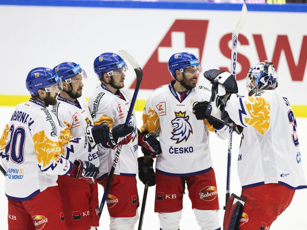 Českí hokejisti zľava Hynek Zohorna, Jan Kovář, Filip Chlapík, Lukáš Jašek a brankár Aleš Stezka sa tešia z výhry