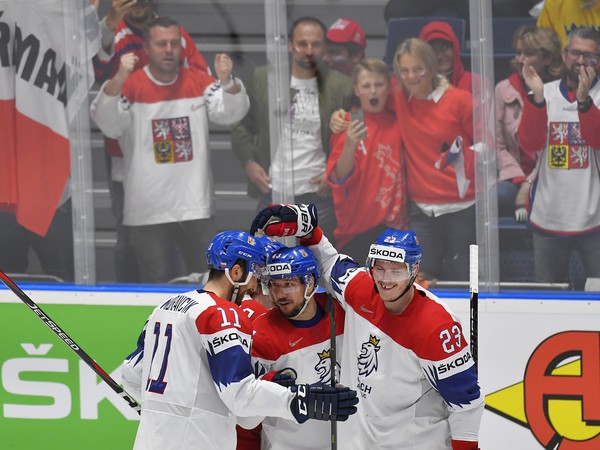 Na snímke radosť hráčov Česka po víťazstve 5:1 vo štvrťfinálovom zápase Česko - Nemecko