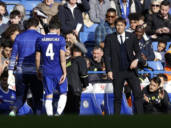 Tréner Chelsea Antonio Conte a striedajúci Cesc Fábregas
