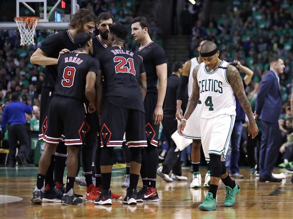 Basketbalisti Chicaga Bulls sa povzbudzujú v druhom stretnutí štvrťfinále play off proti Bostonu Celtics