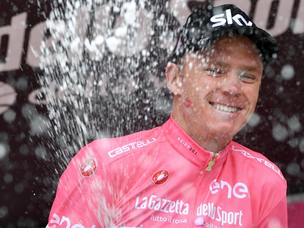 Britský cyklista Chris Froome (SKY) oslavuje svoj ružový dres lídra preteku po predposlednej 20. etape