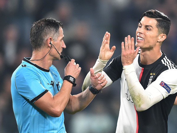 Cristiano Ronaldo v komunikácii s rozhodcom