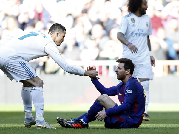 Cristiano Ronaldo pomáha Lionelovi Messimu