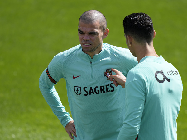 Cristiano Ronaldo (vpravo) a Pepe počas tréningu Portugalska pred súbojom s Českom