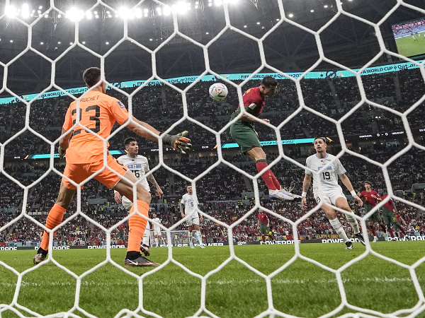 Cristiano Ronaldo skáče na center, z ktorého padol gól