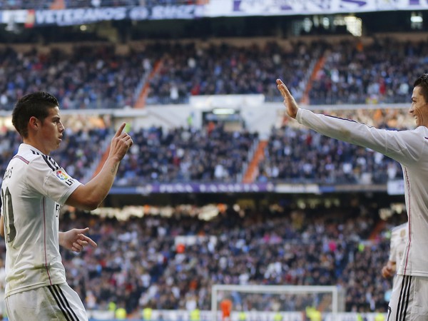 James Rodríguez a Cristiano Ronaldo oslavujú vedúci gól Realu