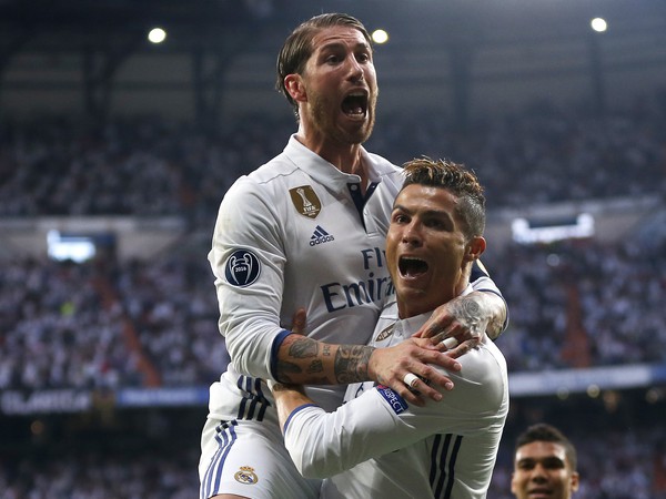 Cristiano Ronaldo a Sergio Ramos oslavujú gól