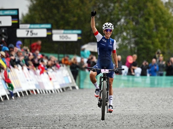 Francúzska horská cyklistka Pauline Ferrandová Prevotová získala zlato na MS v Glasgowe na olympijskej trati cross country.