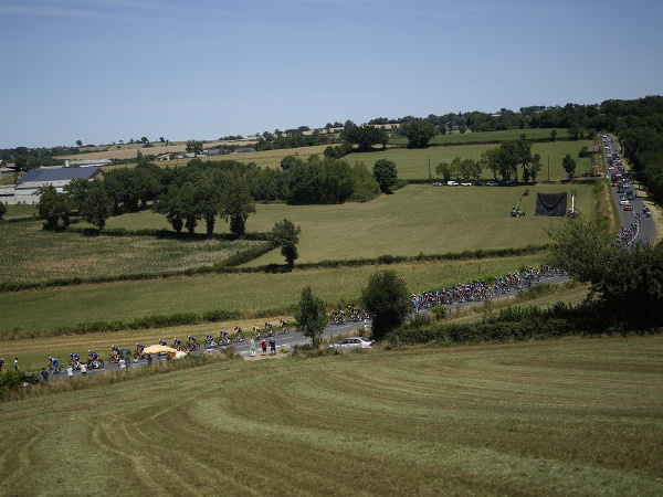 Cyklisti počas 15. etapy 109. ročníka pretekov Tour de France z Rodezu  do Carcassonne (202,5 km)