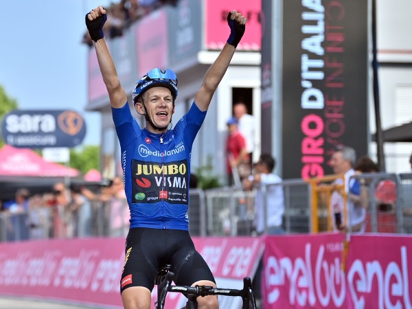 ВИДЕО Голландец Бувман стал триумфатором 19-го этапа Джиро, Карапаз остался в розовом цвете