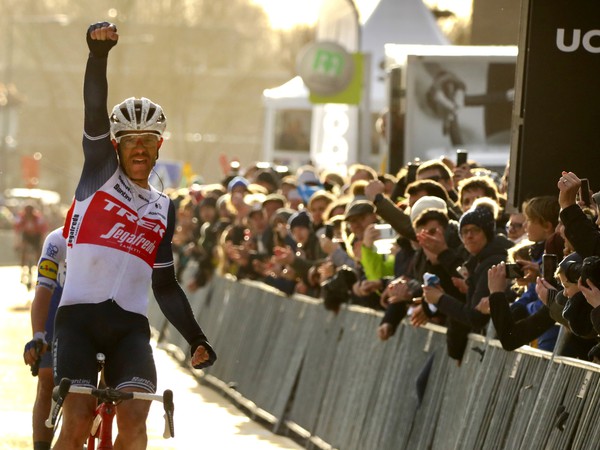 Domáci cyklista Jasper Stuyven z tímu Trek-Segafredo vyhral prvú jarnú belgickú klasiku Omloop Het Nieuwsblad