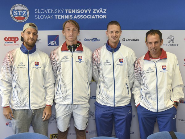 Slovenský daviscupový tím, zľava Martin Kližan, Lukáš Klein, Filip Polášek, nehrajúci kapitán Dominik Hrbatý