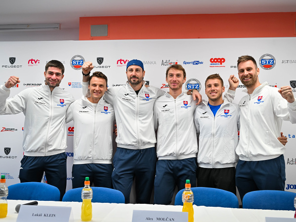 Na snímke zľava tenisti Lukáš Pokorný, Jozef Kovalík, Igor Zelenay, Lukáš Klein, Alex Molčan a Norbert Gombos