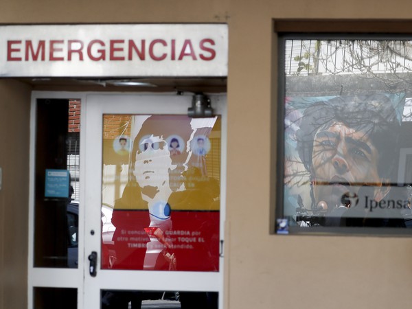 Policajti pred klinikou, kde hospitalizovali legendárneho Diega Maradonu