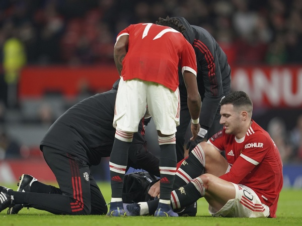 Zranený Diogo Dalot počas zápasu Manchestru United v pohári FA Cup