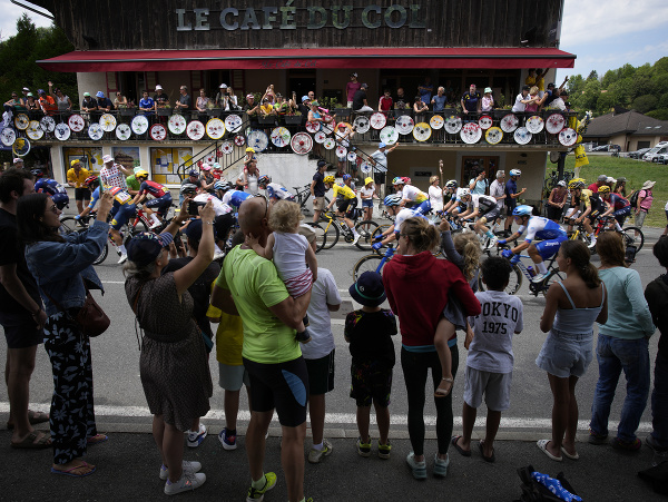 Cyklistický pelotón s dánskym cyklistom Jonasom Vingegaardom (uprostred) v žltom drese vedúceho pretekára prechádza počas 15. etapy 110. ročníka cyklistických pretekov Tour de France na trati Les Gets Les Portes du Soleil - Saint-Gervais Mont-Blanc.
