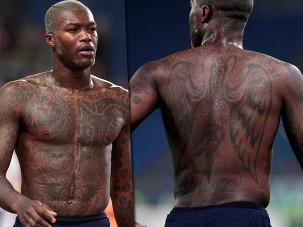 Djibril Cisse predviedol svoje dokonale vypracované telo ozdobené tetovaním