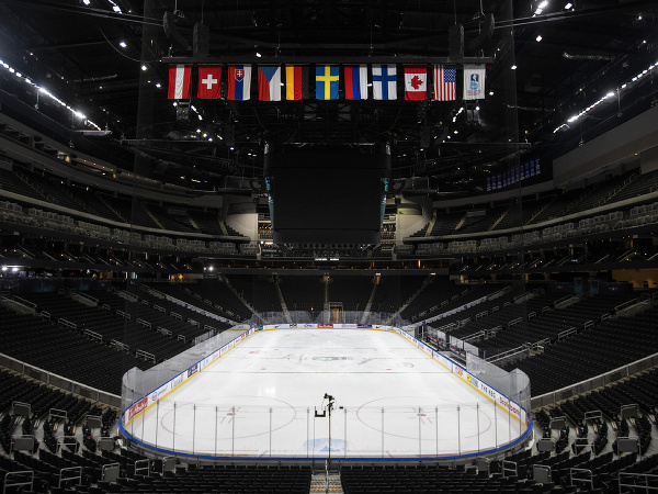 Prázdnota v hale Rogers Place v Edmontone po zrušení hokejového šampionátu do 20 rokov
