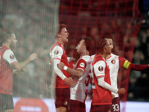 Futbalisti Feyenoordu oslavujú gól