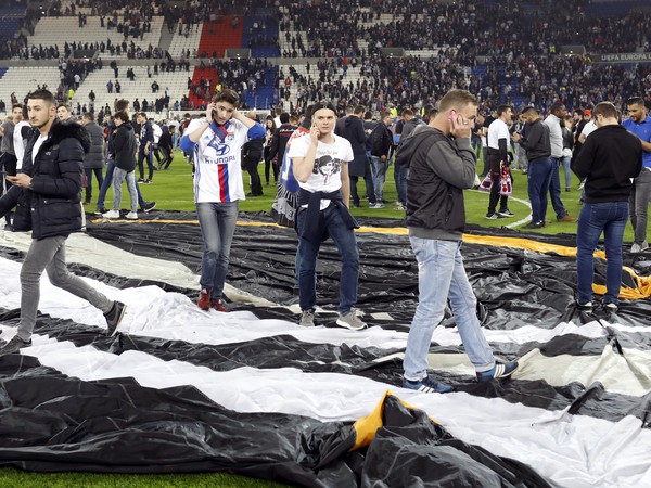 Zdesení diváci v Lyone vtrhli na trávnik štadióna pred začiatkom zápasu