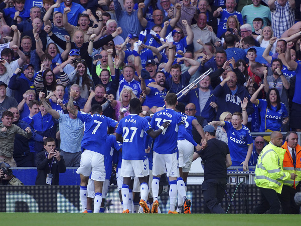 Abdoulaye Doucoure oslavuje gól so spoluhráčmi a fanúšikmi Evertonu