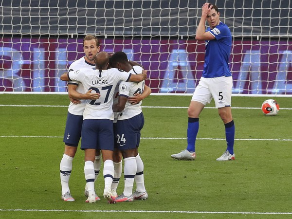 Hráči Tottenhamu oslavujú gól Giovaniho Lo Celsa do bránky Evertonu 