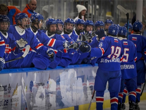 Slovenskí hokejisti sa radujú z gólu